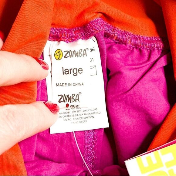 Zumba Wear NWT! "Up Down Cargo" Capri Pants Pomegranate - Size L - Picture 5 of 6